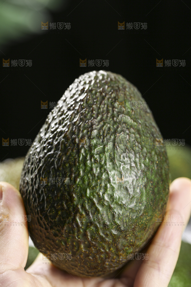 木底上的墨西哥牛油果