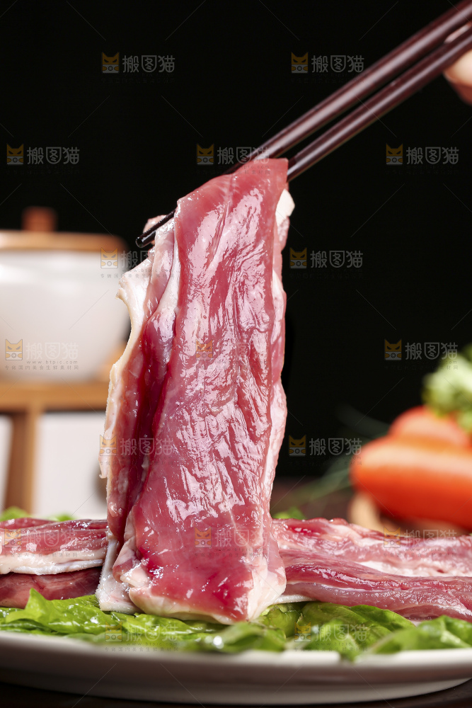 木底上的新鲜羊肉