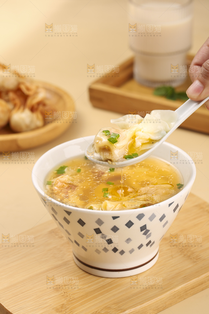 浅底上的小金鱼馄饨