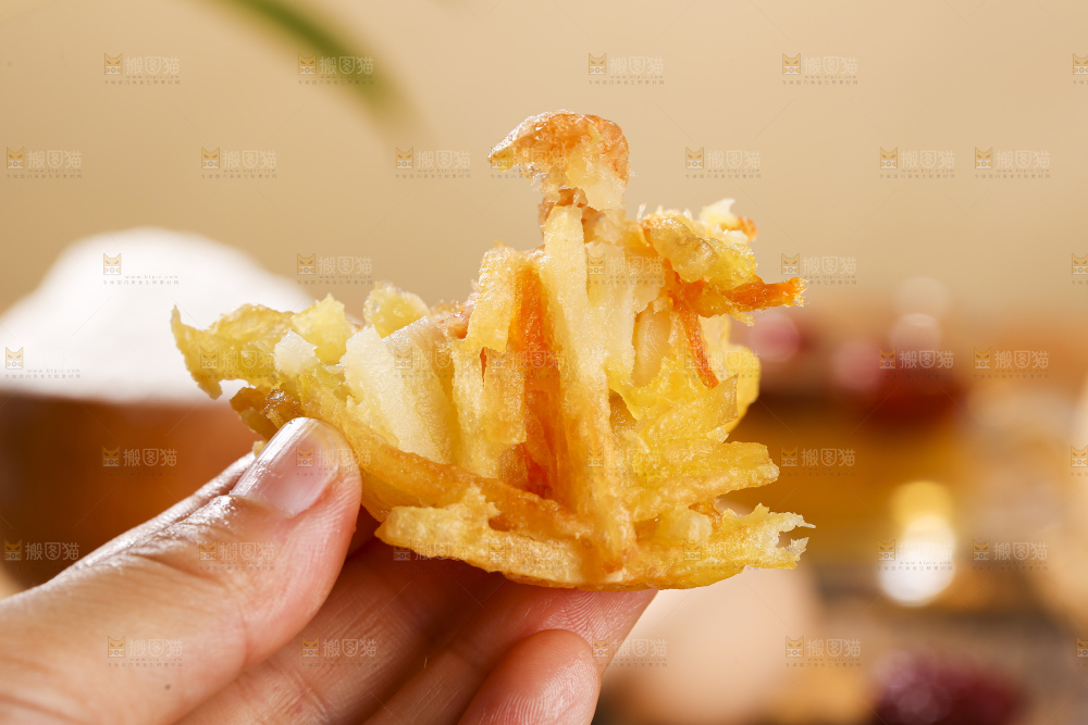 木底上的土豆鲜虾饼