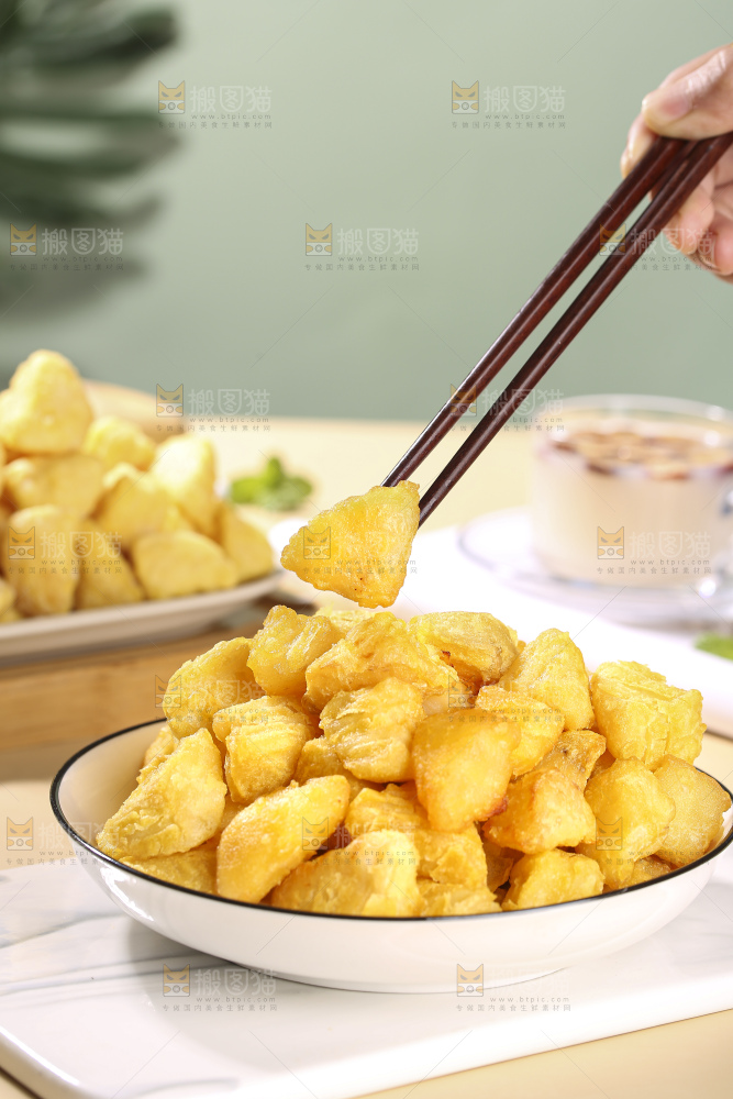 浅底上的锅巴土豆