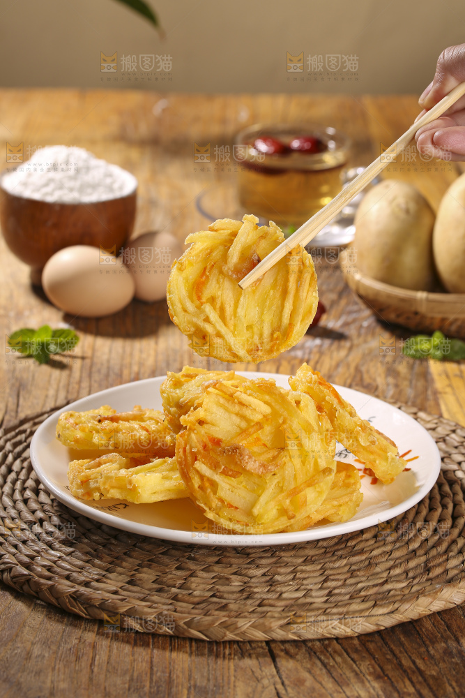 木底上的土豆鲜虾饼