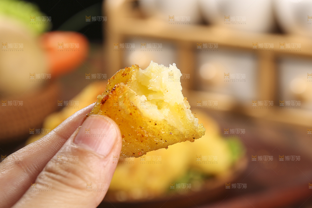木底上放着锅巴土豆