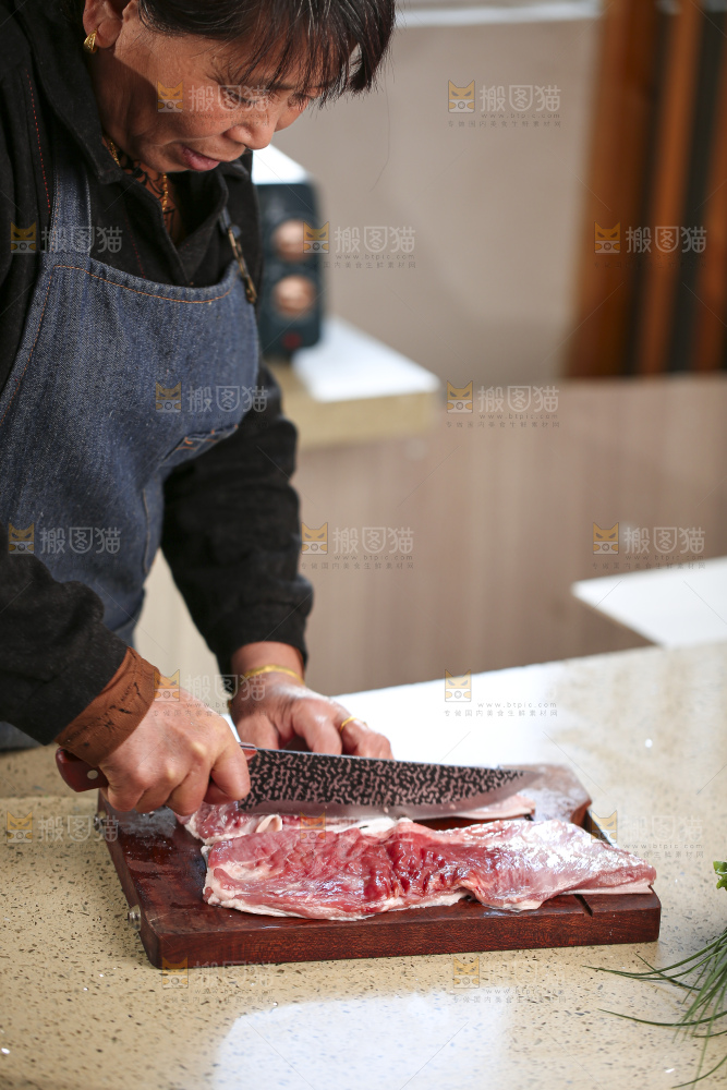 手里拿着新鲜羊肉