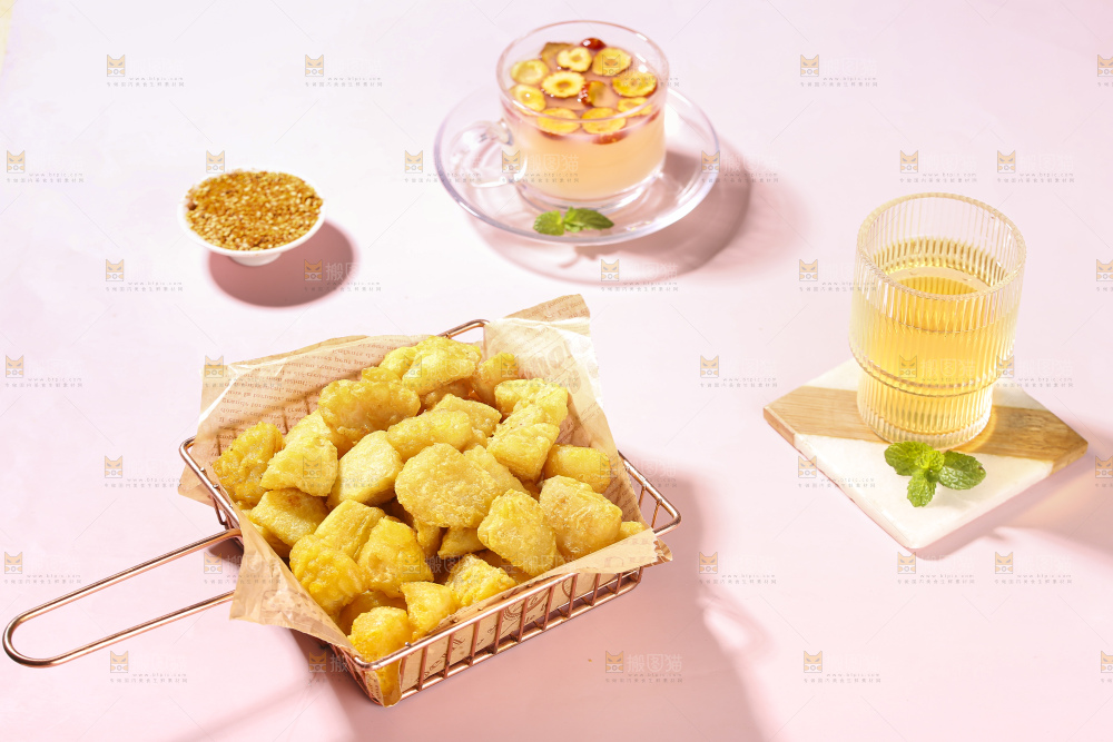 浅底上的锅巴土豆