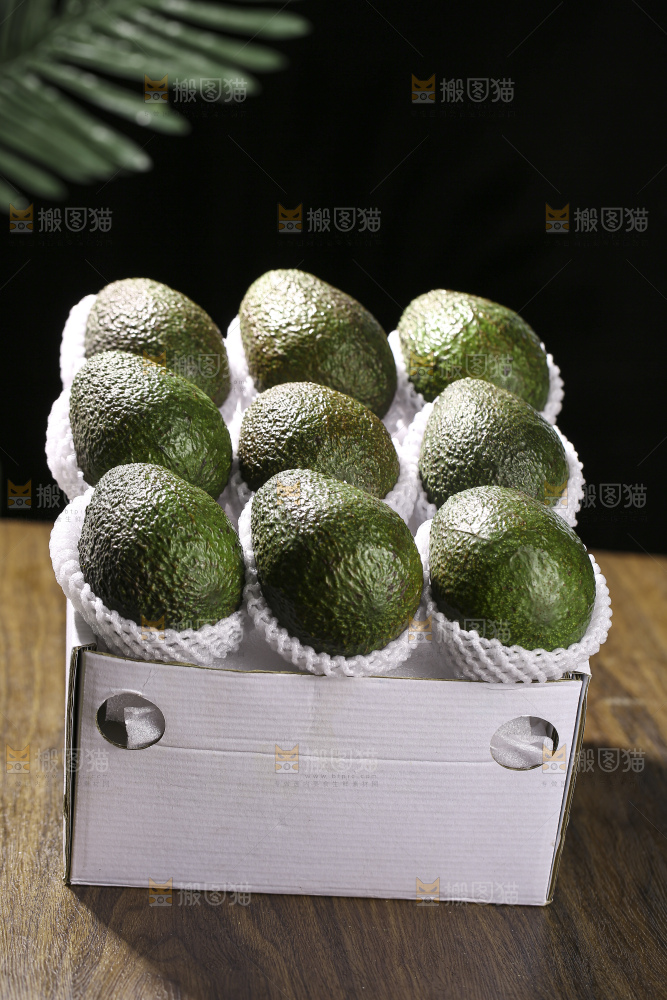 木底上的墨西哥牛油果