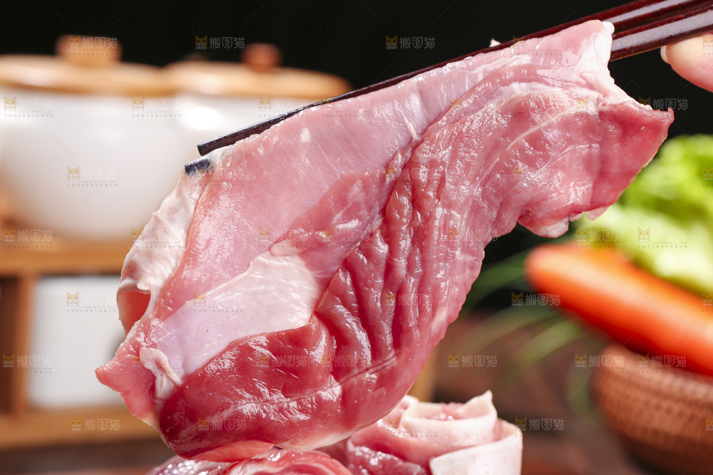 木底上的新鲜羊肉