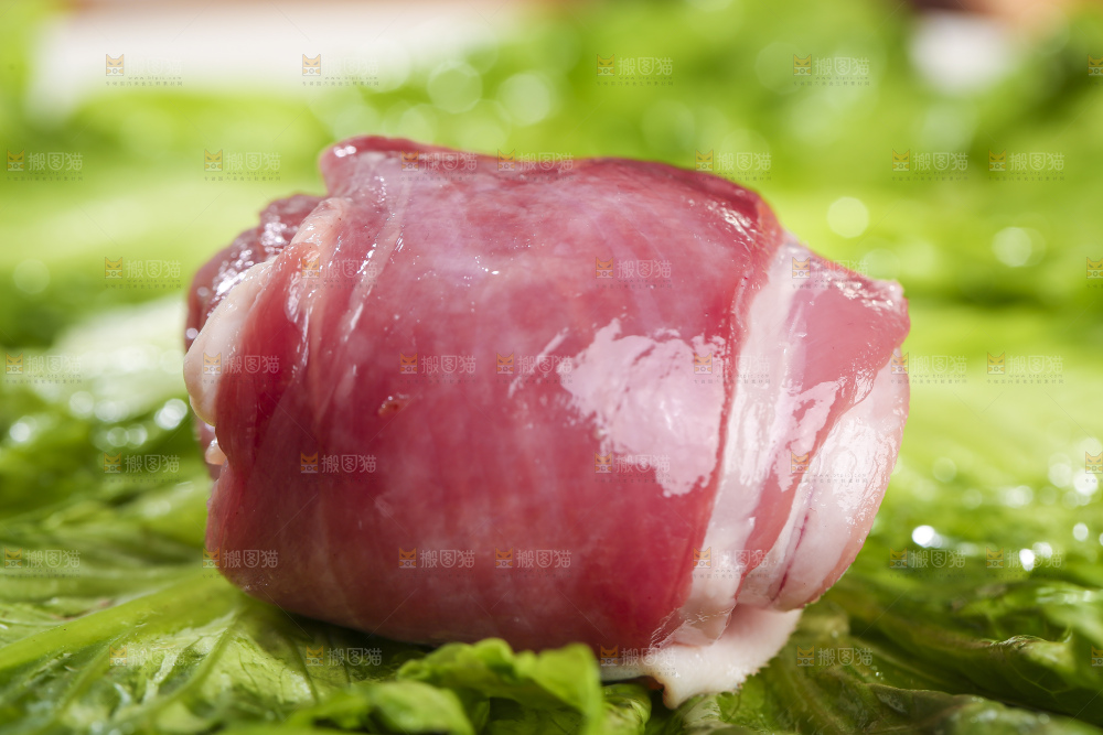 木底上的新鲜羊肉