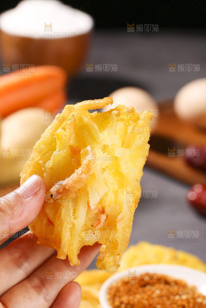 深底上的土豆鲜虾饼