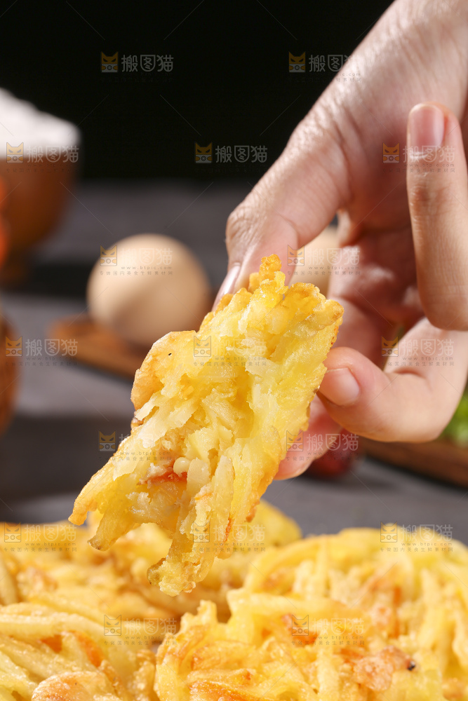 深底上的土豆鲜虾饼