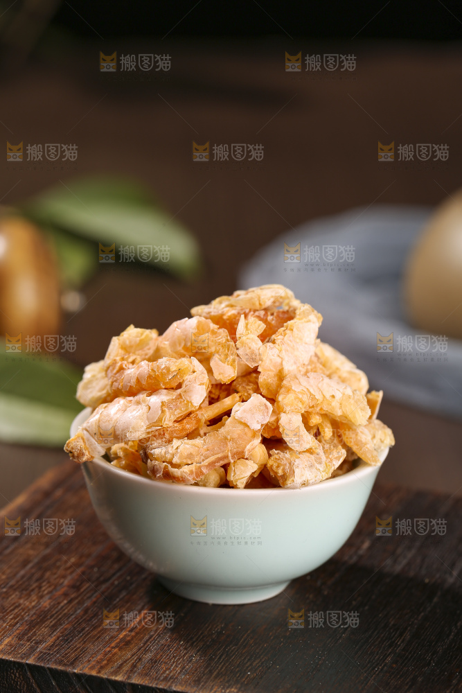 木底上的碳烤虾干