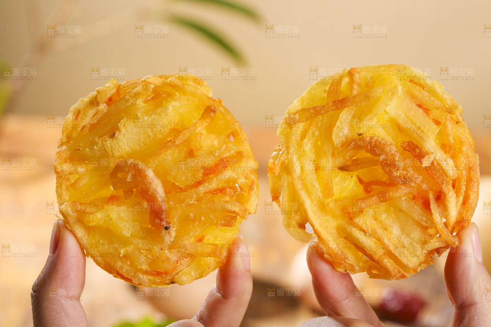 木底上的土豆鲜虾饼