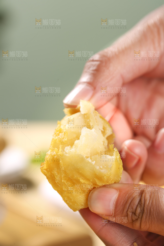 浅底上的锅巴土豆