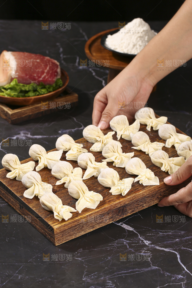 深底上的小金鱼馄饨