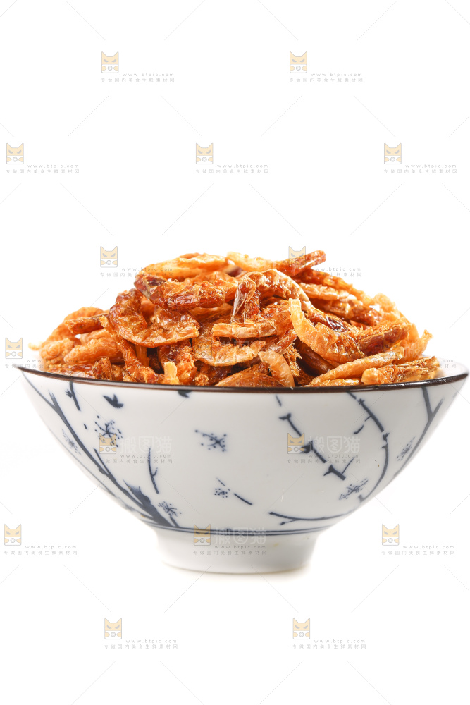 白底上的烤虾干