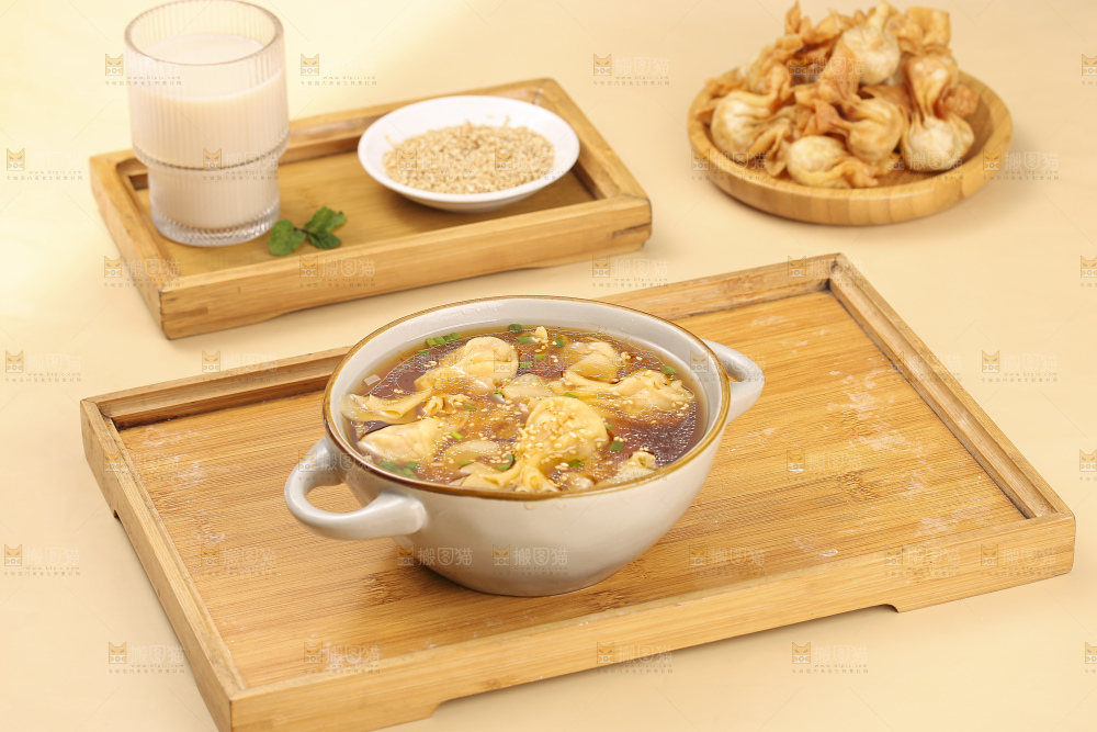 浅底上的小金鱼馄饨