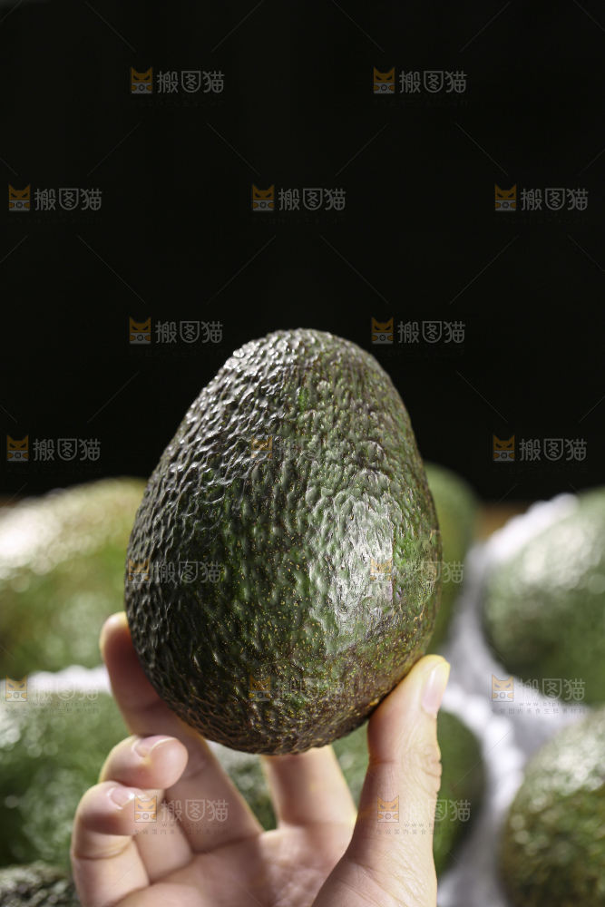 木底上的墨西哥牛油果