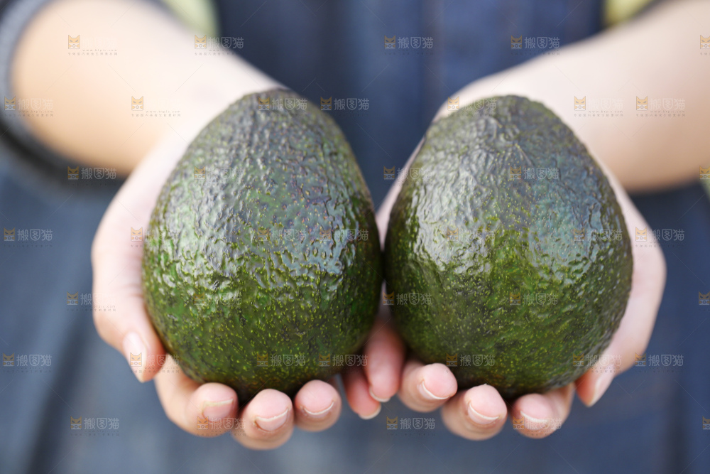 手里拿着秘鲁牛油果