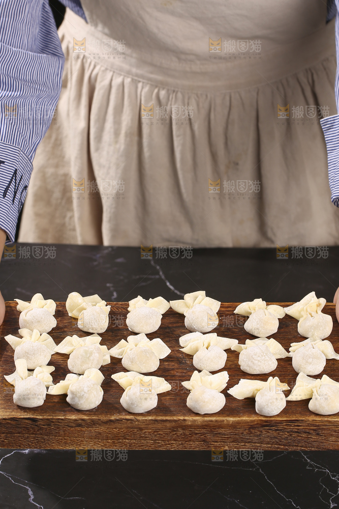 深底上的小金鱼馄饨