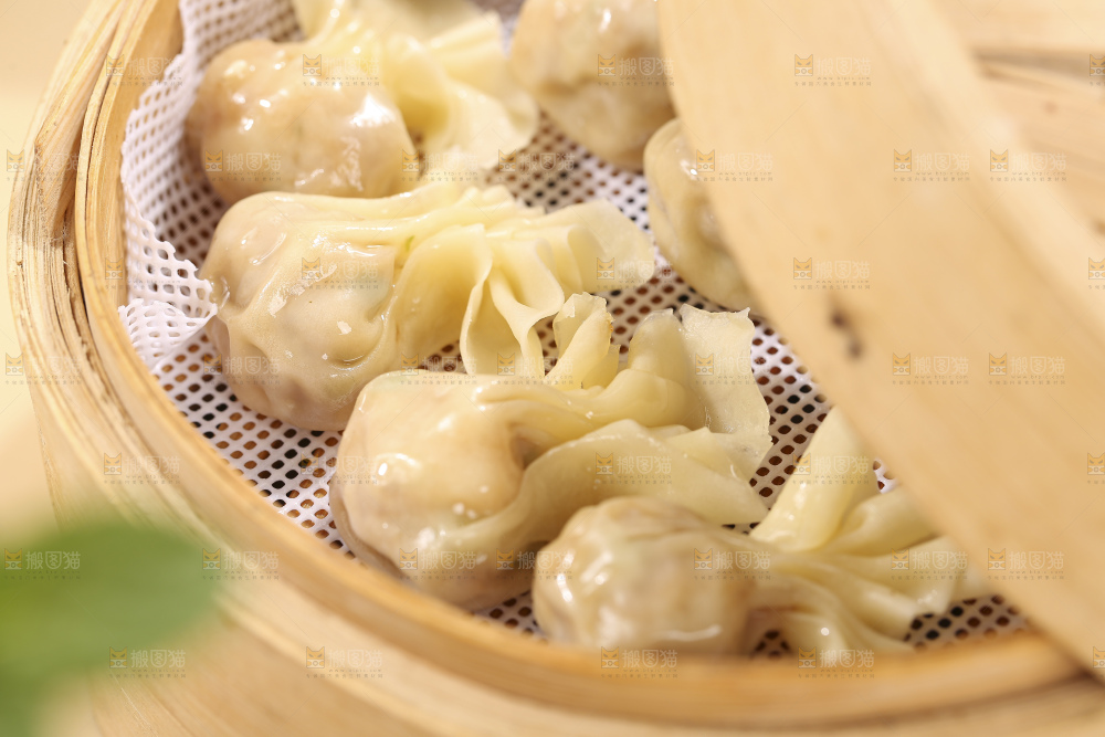 浅底上的小金鱼馄饨