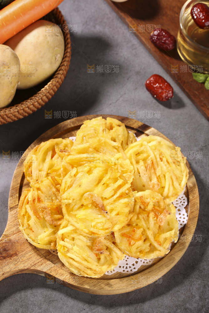 深底上的土豆鲜虾饼