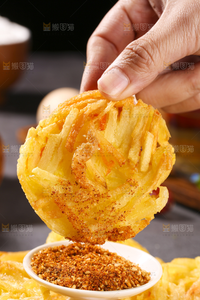 深底上的土豆鲜虾饼