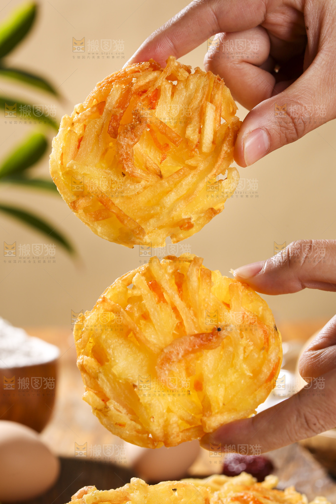 木底上的土豆鲜虾饼