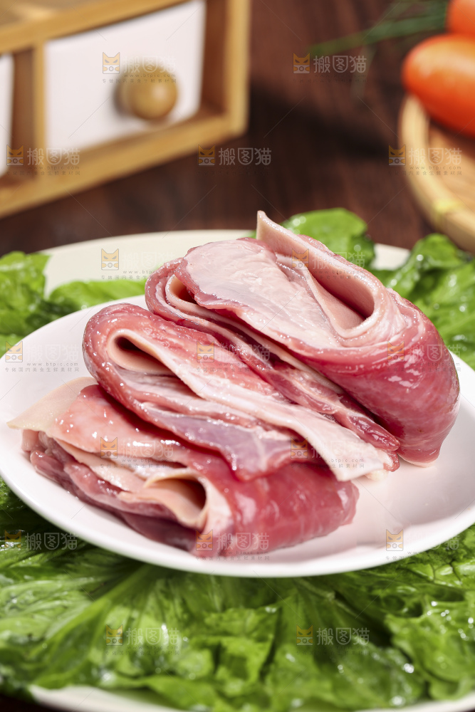 木底上的新鲜羊肉