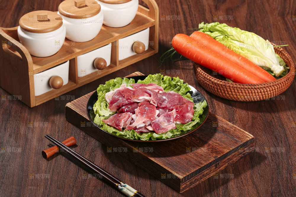 木底上的新鲜羊肉