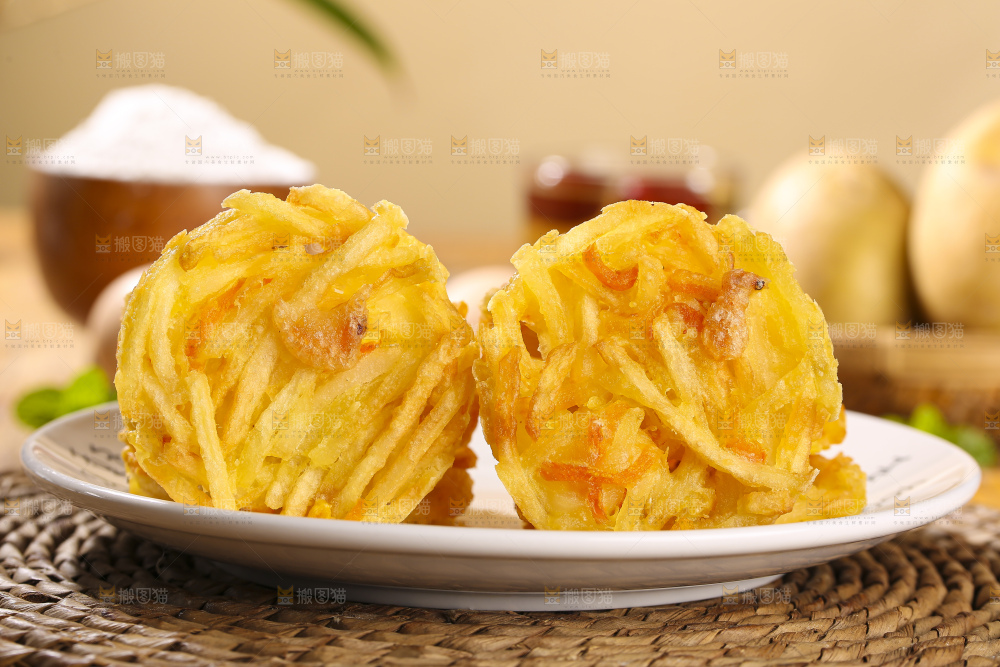 木底上的土豆鲜虾饼