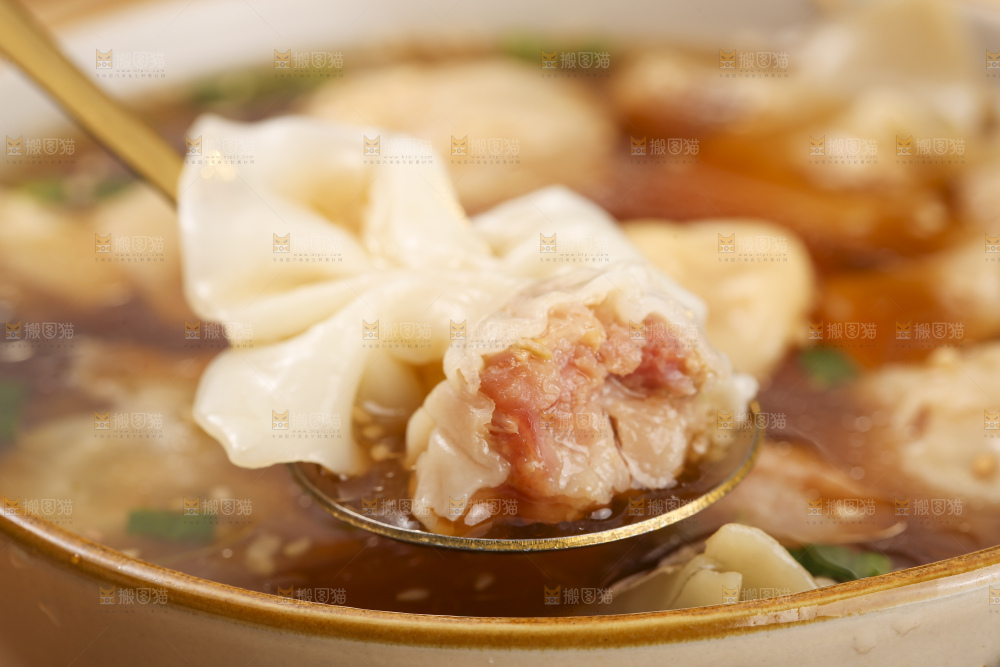 浅底上的小金鱼馄饨