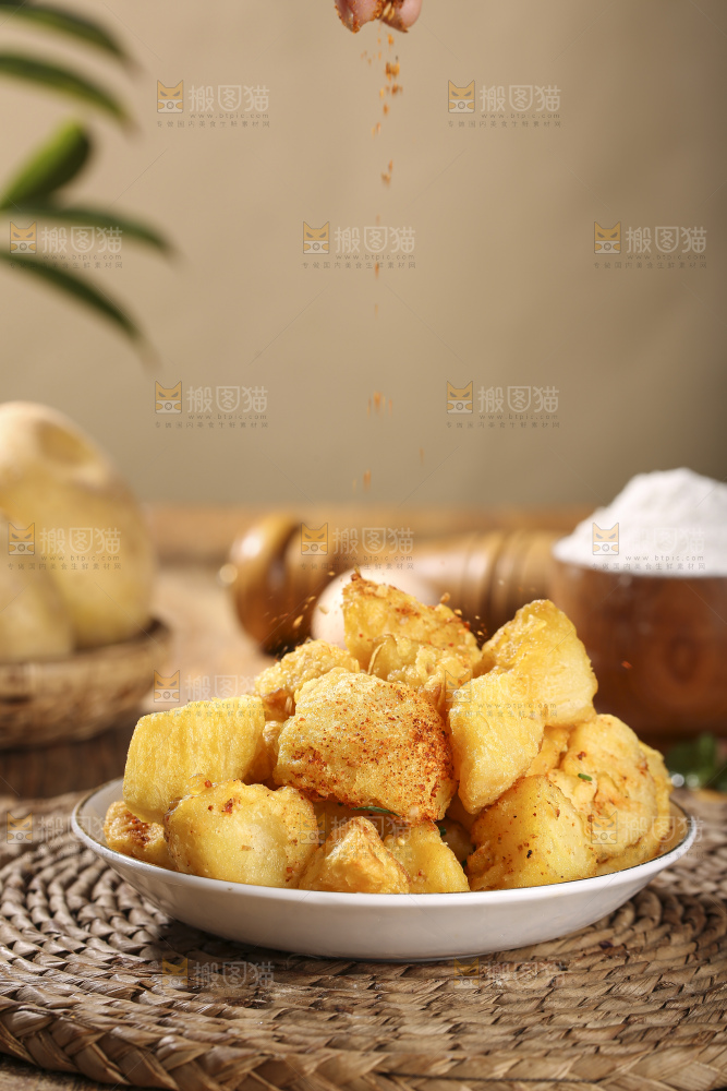 木底上放着锅巴土豆