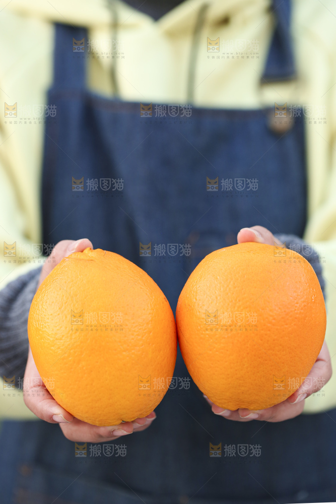 手里拿着赣南脐橙