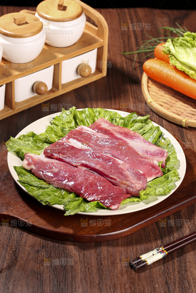 木底上的新鲜羊肉