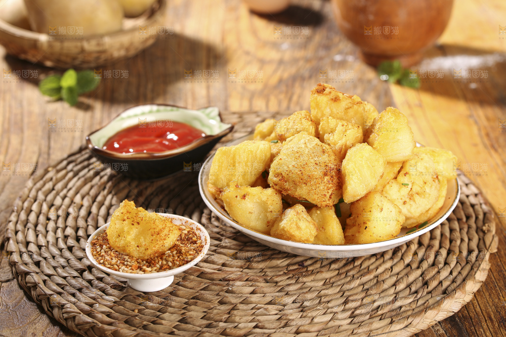 木底上放着锅巴土豆