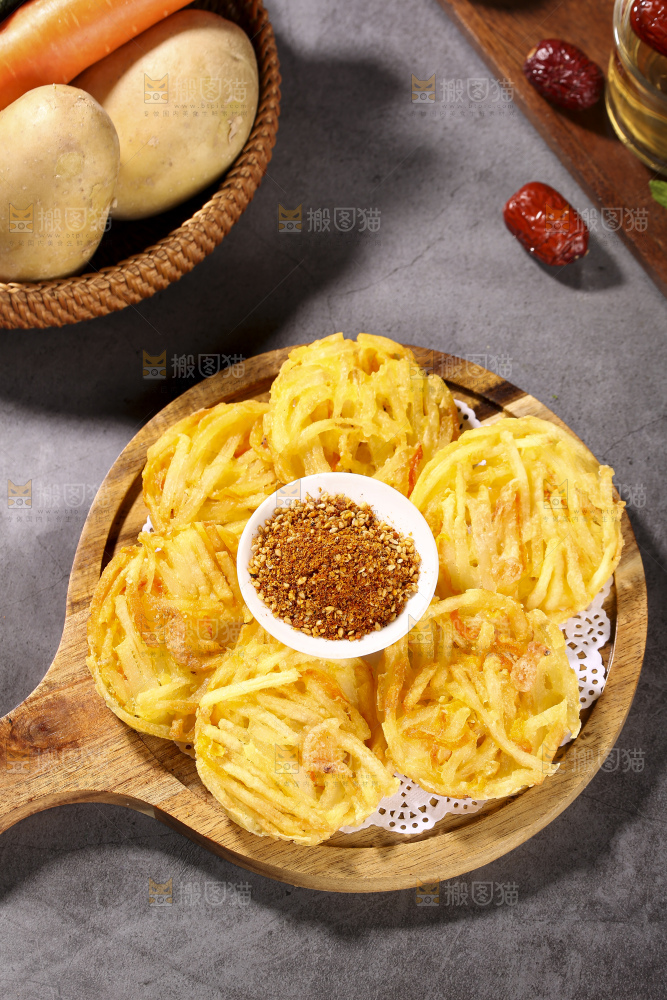深底上的土豆鲜虾饼