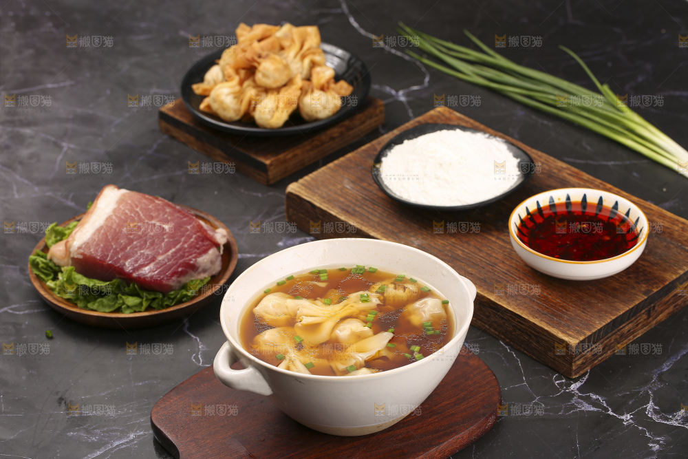深底上的小金鱼馄饨