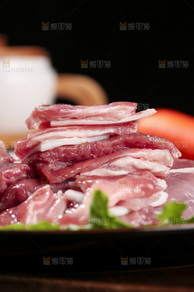 木底上的新鲜羊肉