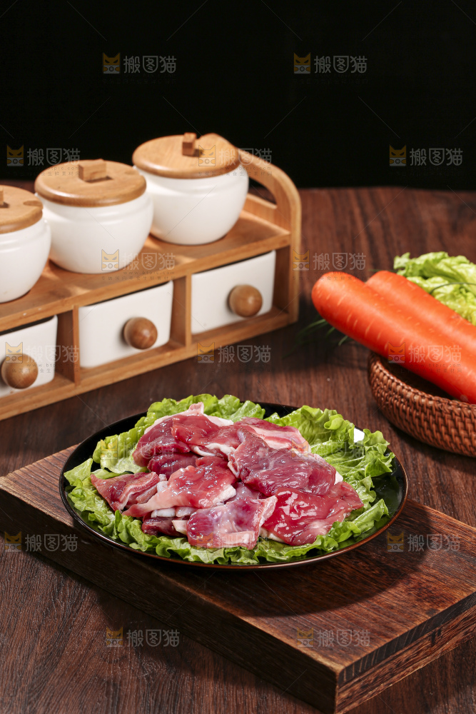木底上的新鲜羊肉