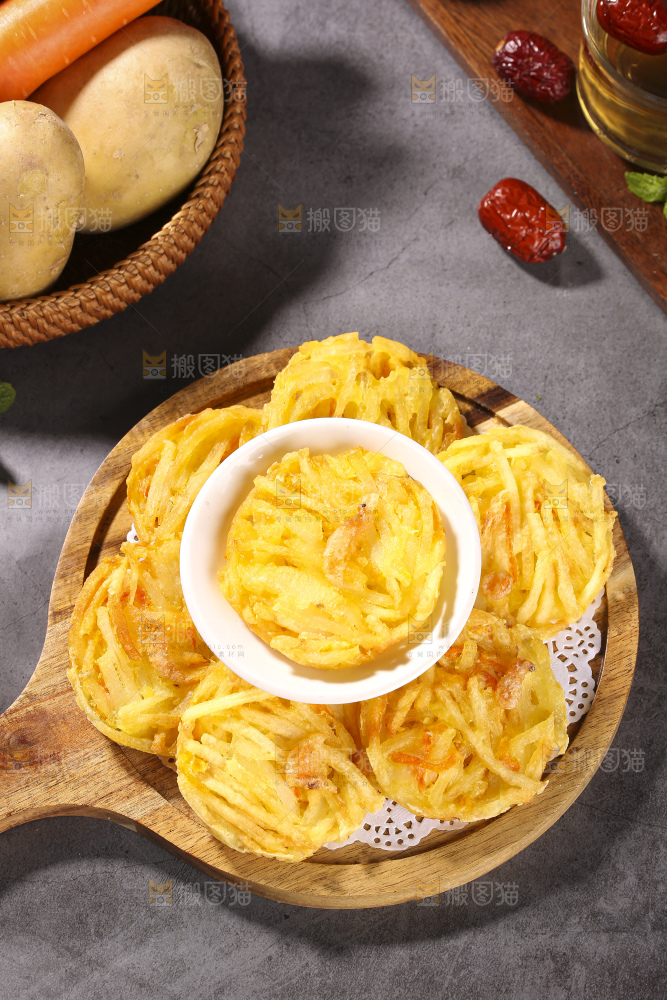 深底上的土豆鲜虾饼