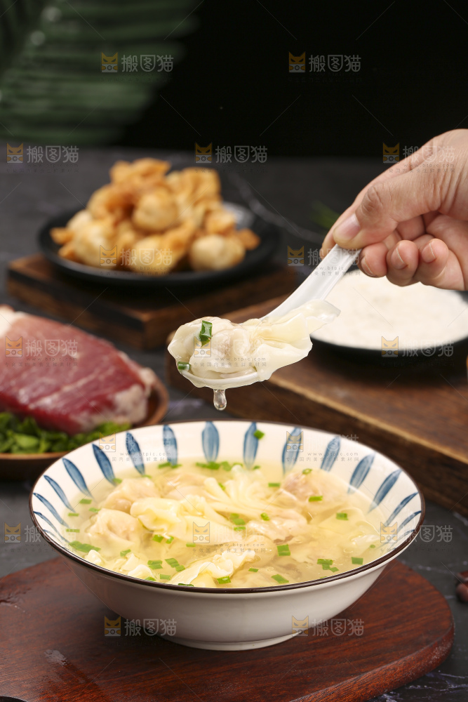 深底上的小金鱼馄饨