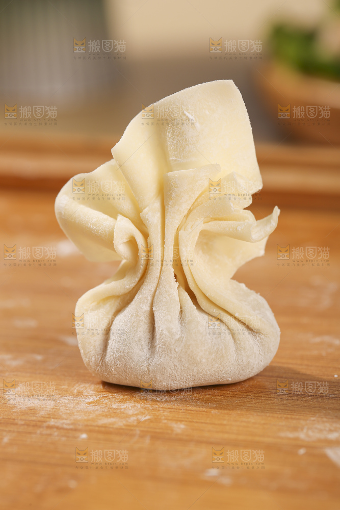 浅底上的小金鱼馄饨