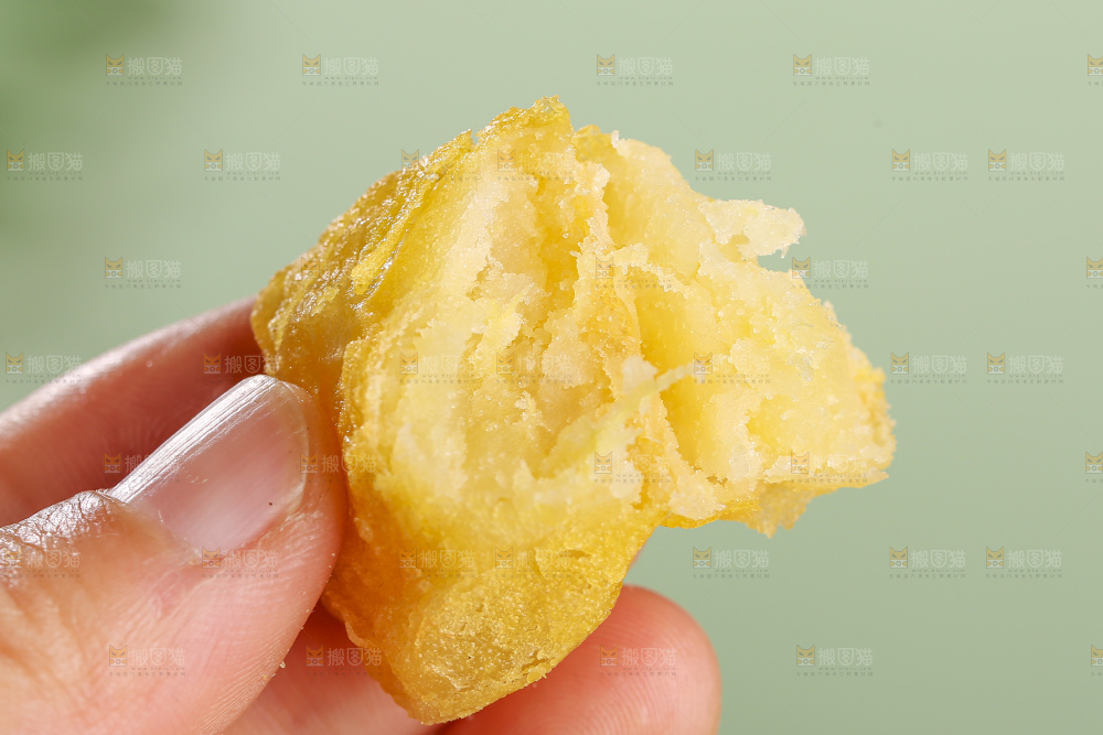 浅底上的锅巴土豆