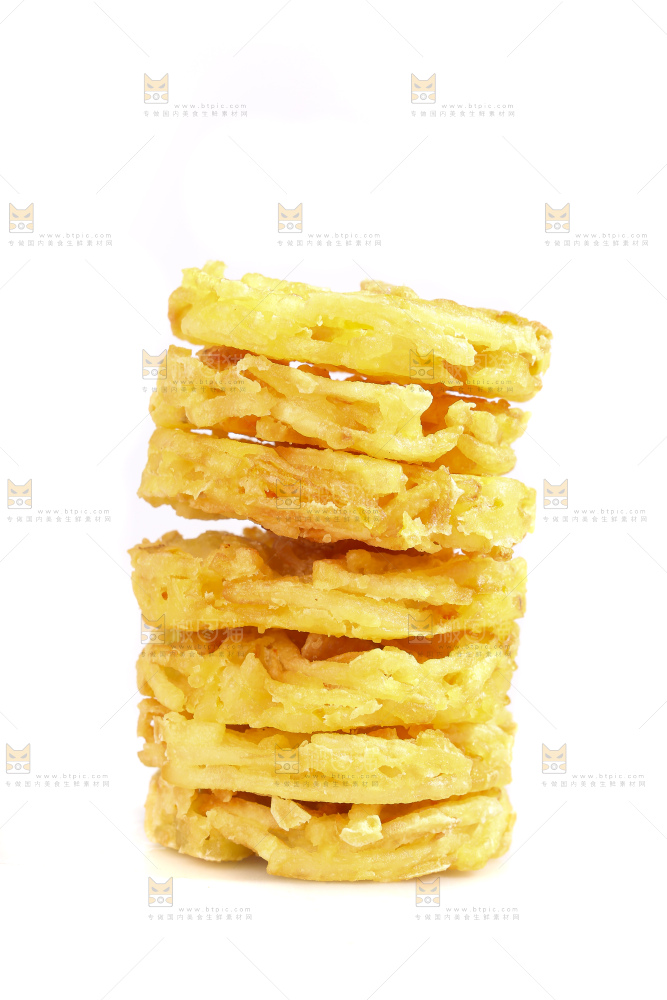 白底上的土豆鲜虾饼