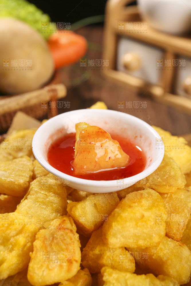 木底上放着锅巴土豆