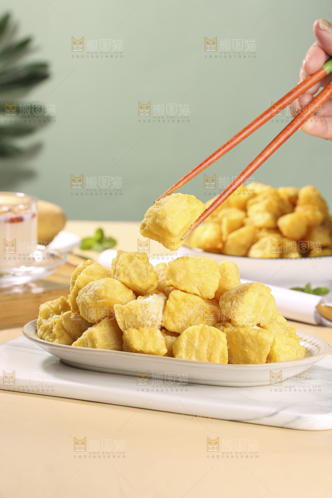 浅底上的锅巴土豆