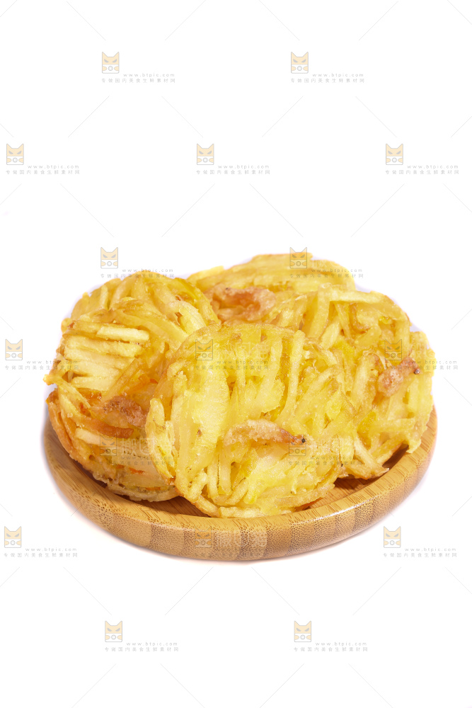 白底上的土豆鲜虾饼