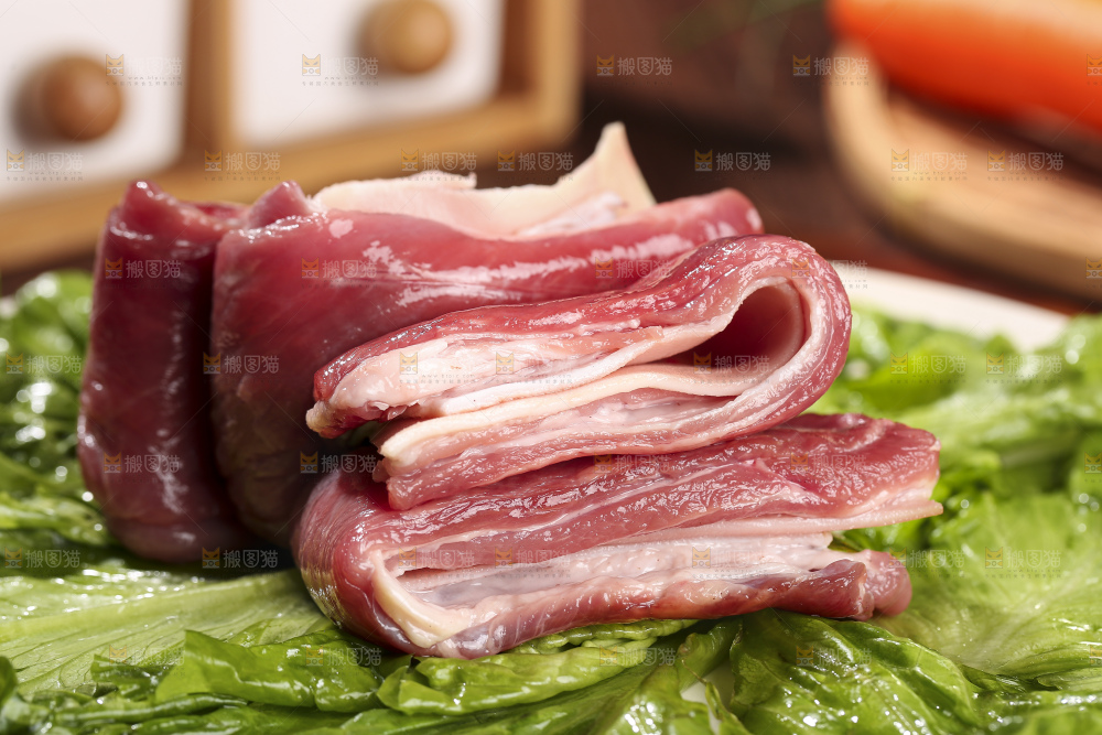 木底上的新鲜羊肉