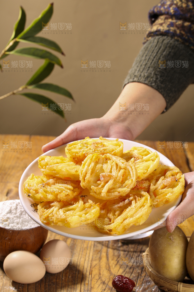 木底上的土豆鲜虾饼