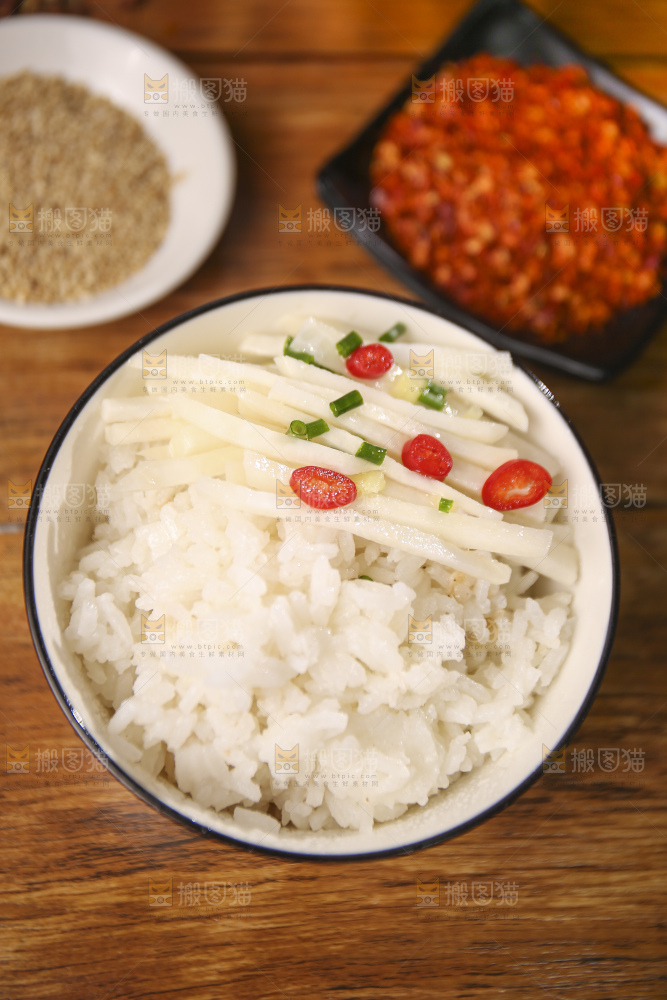 木底上放着一碗米饭